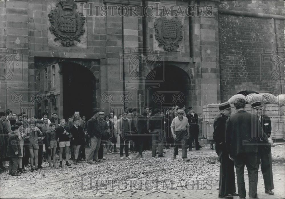 Press Photo Farmers Who Poured Tons Potatoes Protest Low Prices Saint Malo - Historic Images