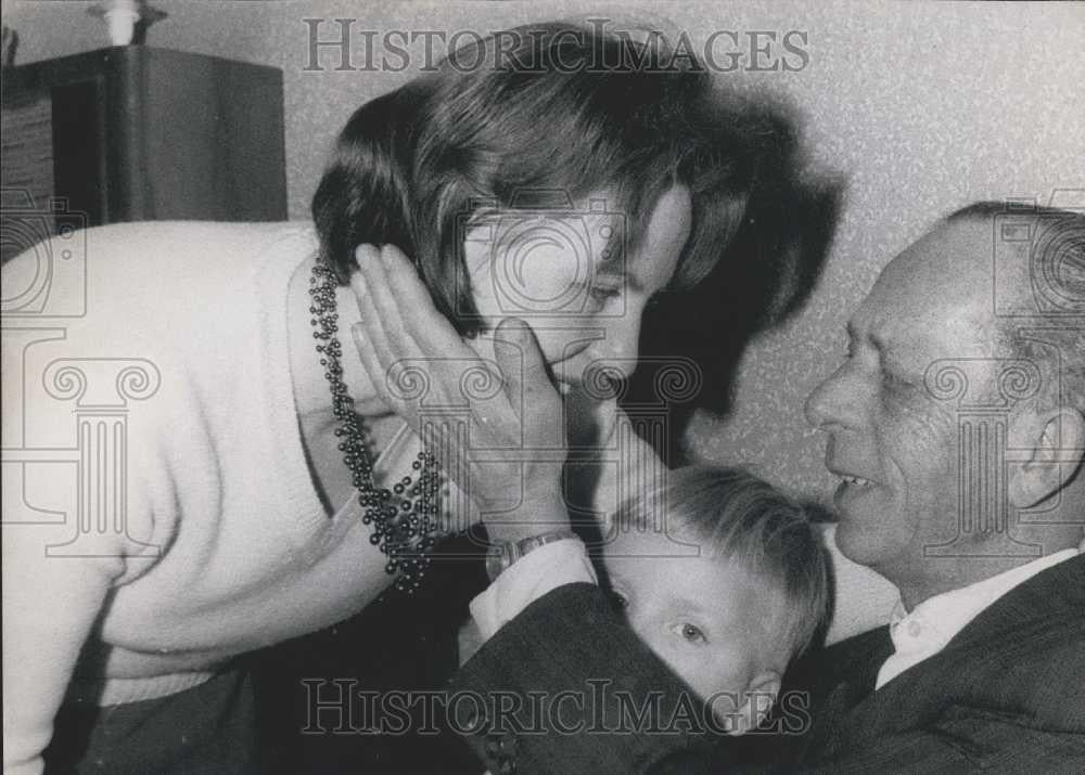 1963 Press Photo People Separated Be Berlin Wall Reunited After 28 Months - Historic Images