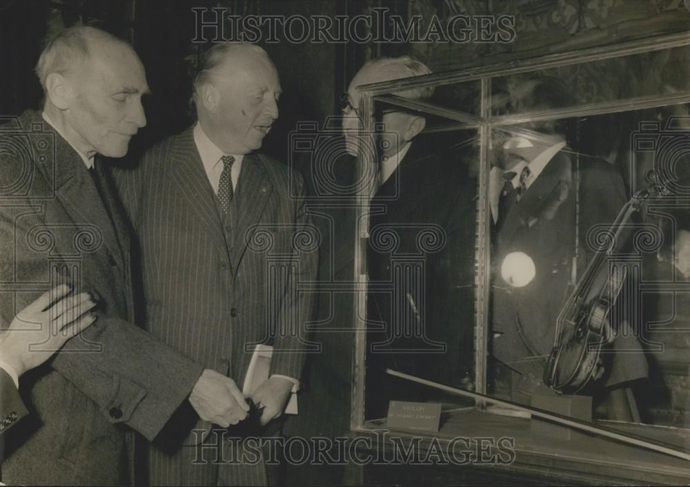 1956 Press Photo M Paul Leon, Herr Vollburger, Mozart Violin - Historic Images