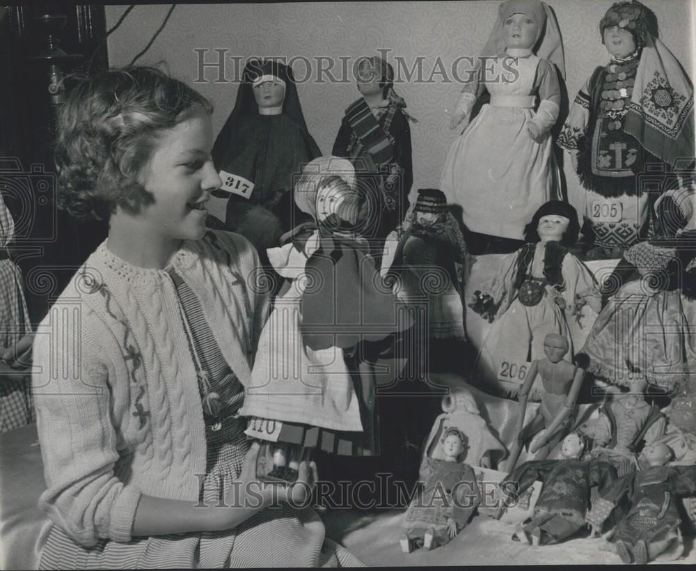 Press Photo Little Jacqueline Nicholls Admires An 18th Century Wooden Doll - Historic Images