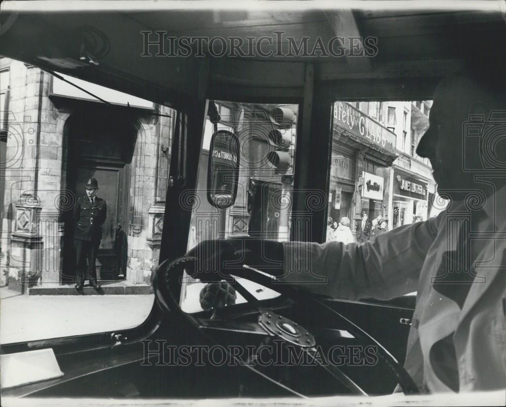 1963 Press Photo Moving Silver under Police supervision - Historic Images