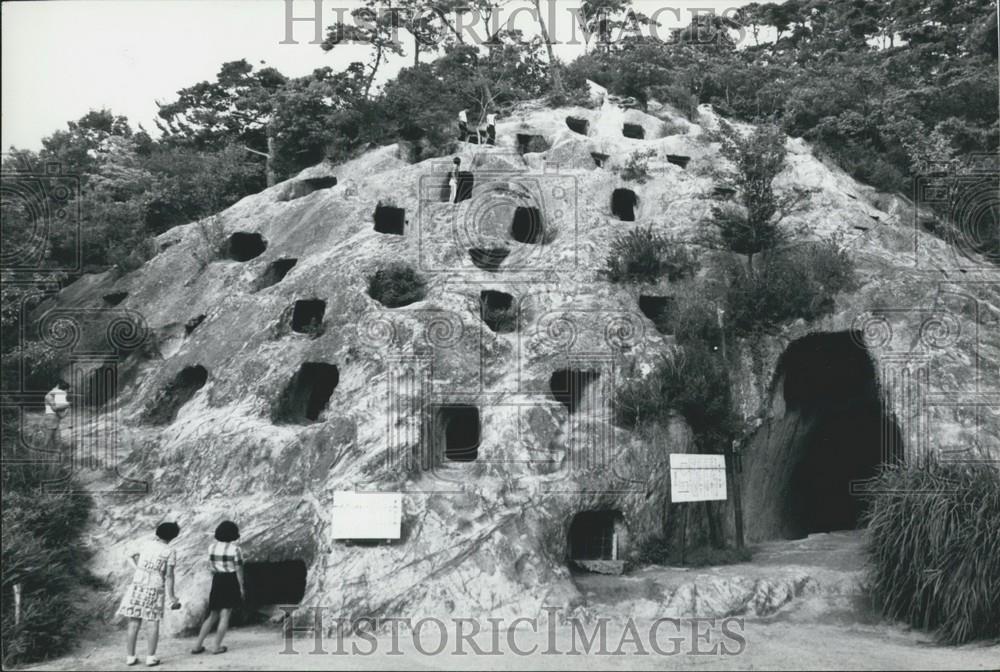 Press Photo Ancient Japanese Burial Site, 100 Holes Of Yoshimi, Archaeology - Historic Images