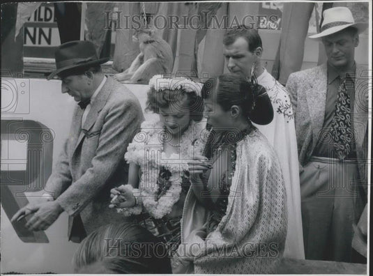 Press Photo Helen Stanley Movie Actress Talks To Exotic Super Film Carnival - Historic Images