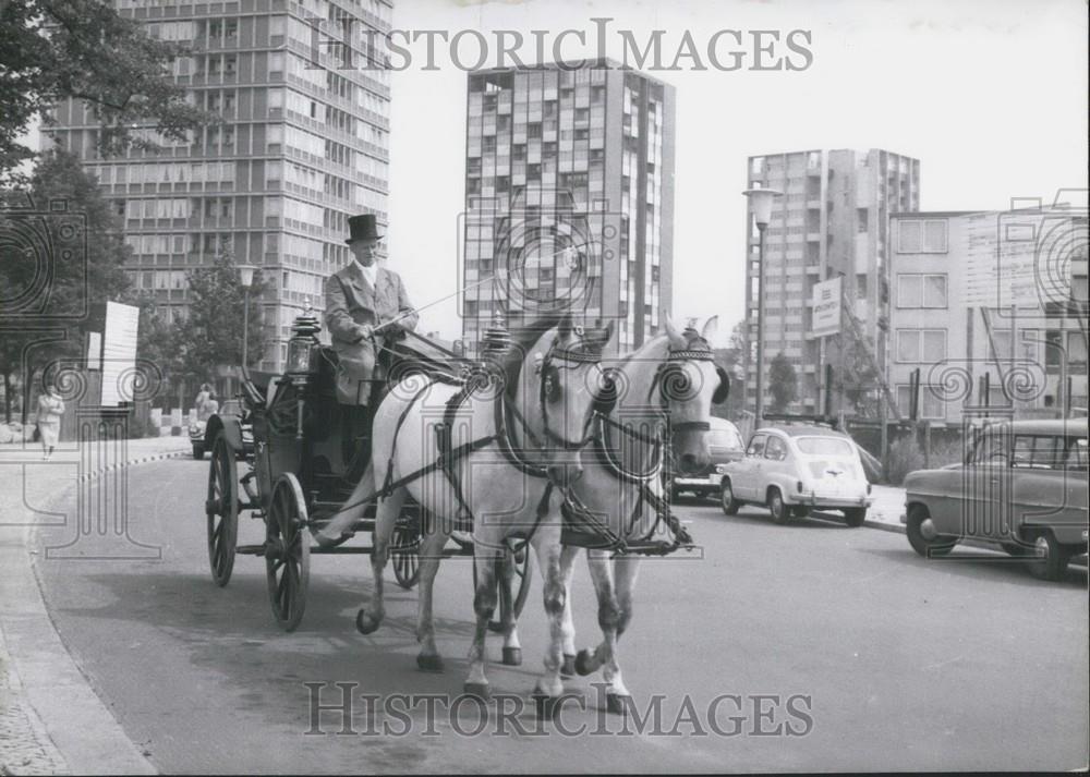 1960 Press Photo Hansa Quarter of Berlin.  Horsedrawn hansom cab - Historic Images