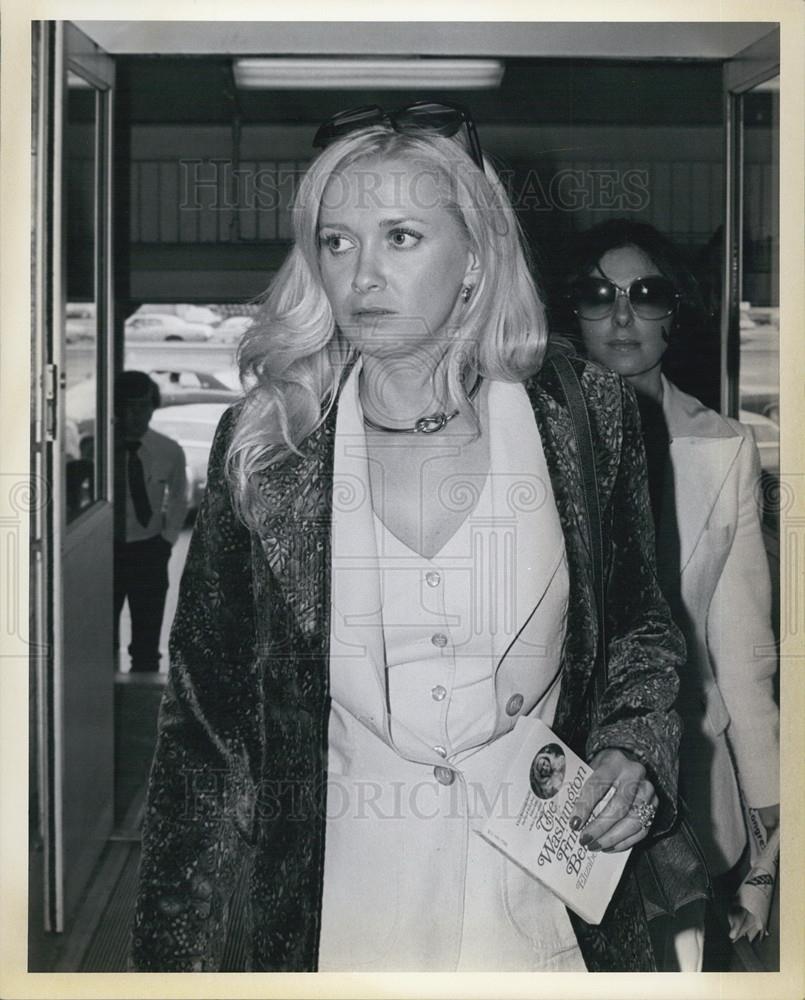 1976 Press Photo JFK Airport Arrival Elizabeth Ray Congressmen Affair - Historic Images