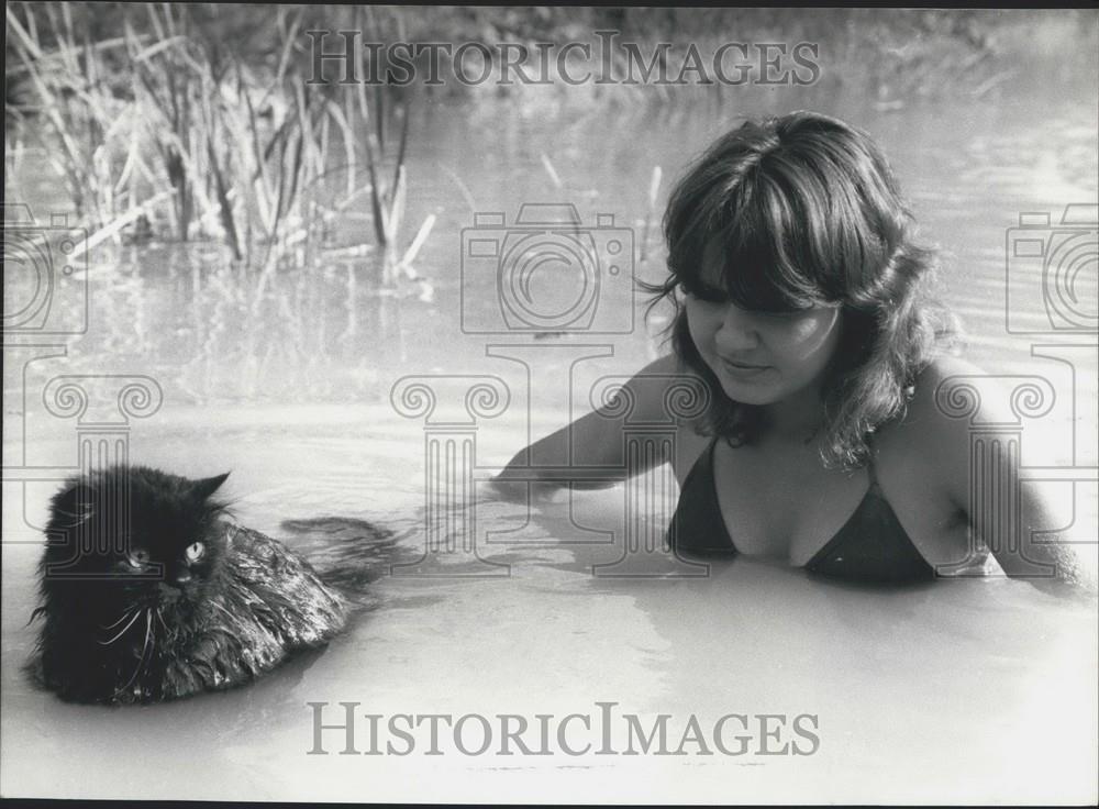 1989 Press Photo Cat Swims With Girl In Switzerland - Historic Images