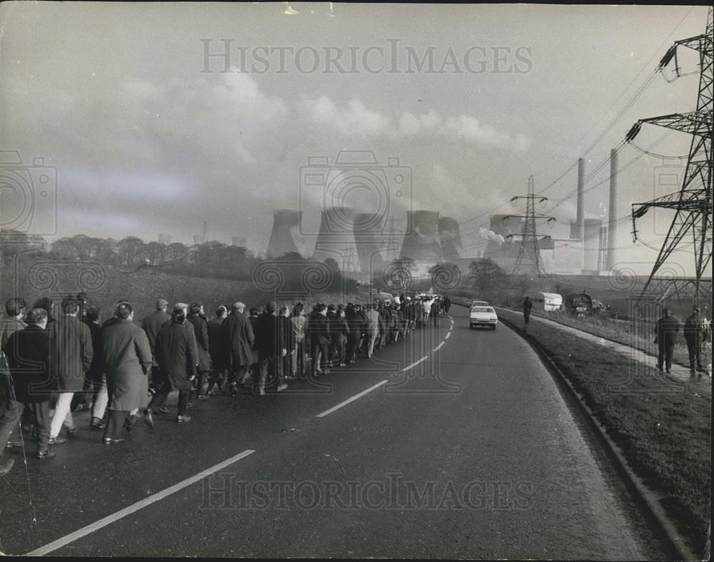 1962 Press Photo Miners March And Demonstrate At Ferrybridge Power Station - Historic Images