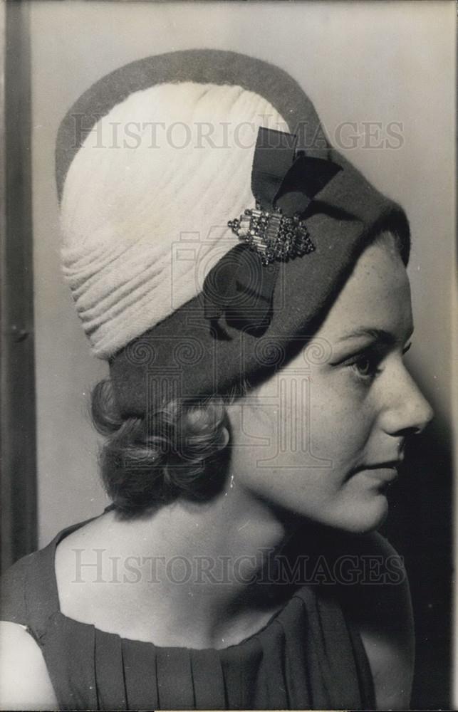 1960 Press Photo Woman&#39;s Turban Mauve Jersey Jewel Designed Jean Patou Paris - Historic Images