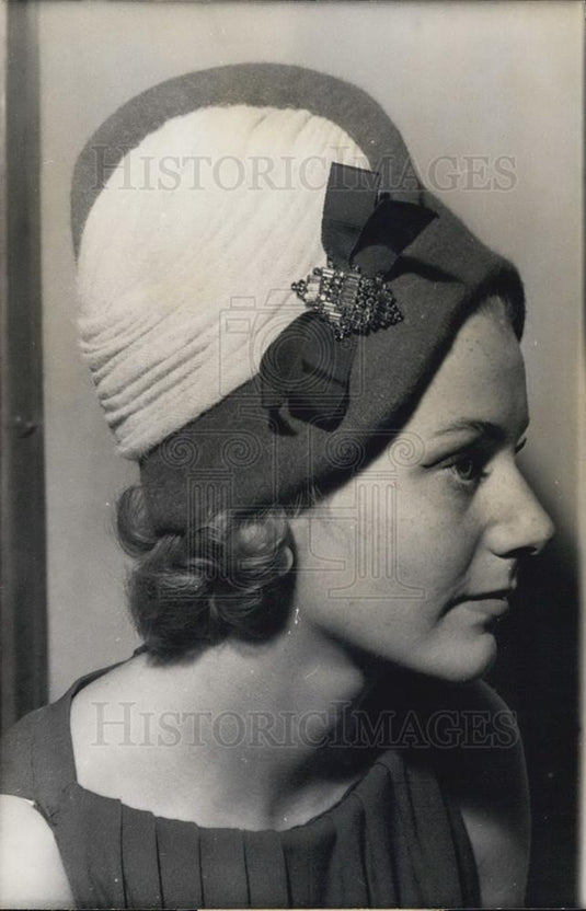 1960 Press Photo Woman's Turban Mauve Jersey Jewel Designed Jean Patou Paris - Historic Images