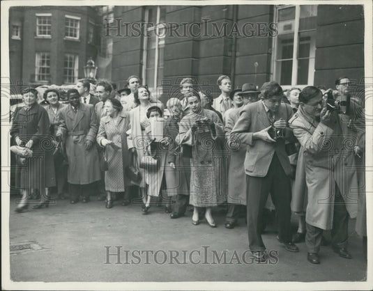 1954 Press Photo Crowds Lancaster House Watch Delegates Arrive Nine-Power - Historic Images