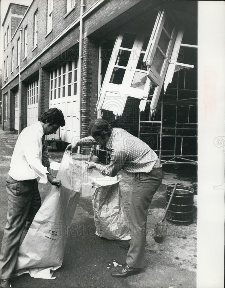 1973 Press Photo Scotland Yard Detectives Collecting Evidence Barracks Bombing - Historic Images