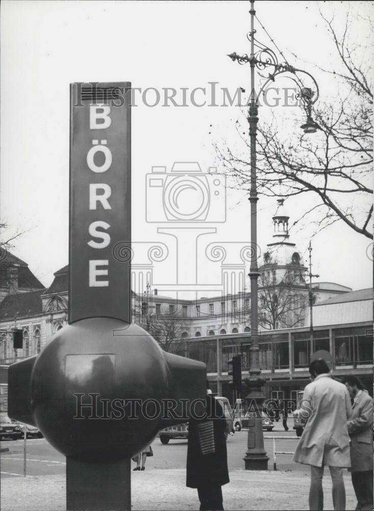 1972 Press Photo Stabbed Apple, Berlin Stock Market - Historic Images