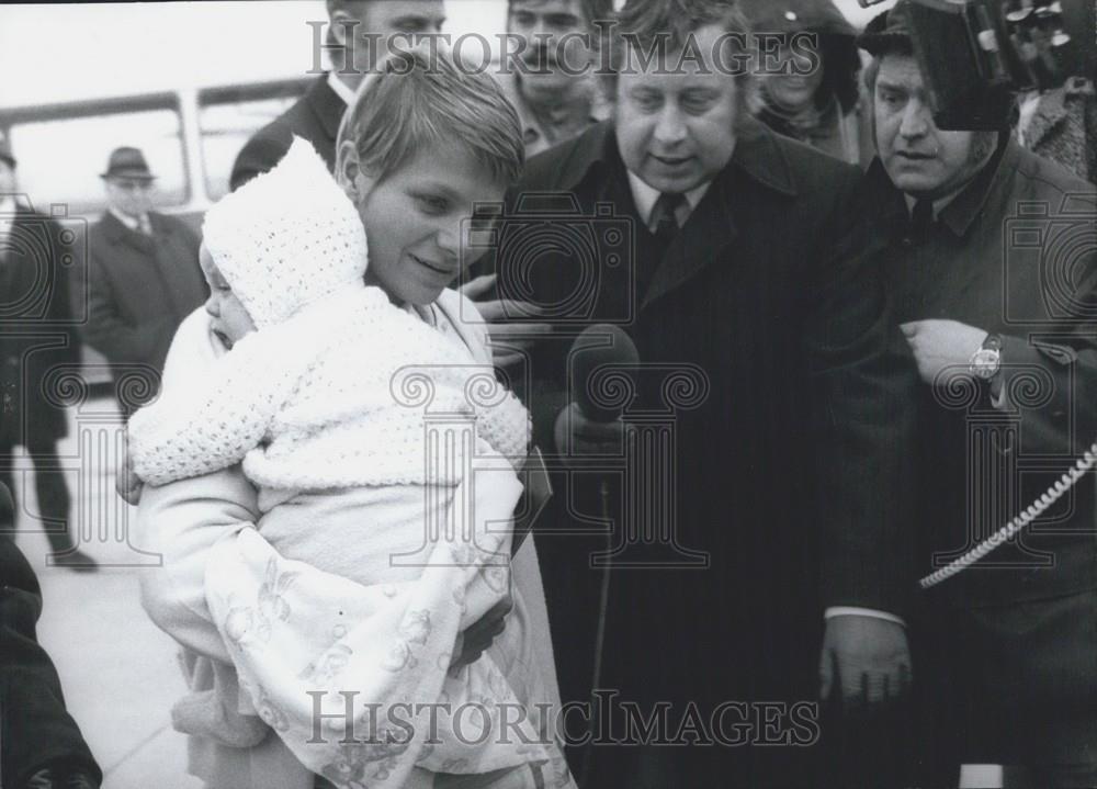 1972 Press Photo Freed Jumbo Passengers In Munich Hijacked Airplane - Historic Images