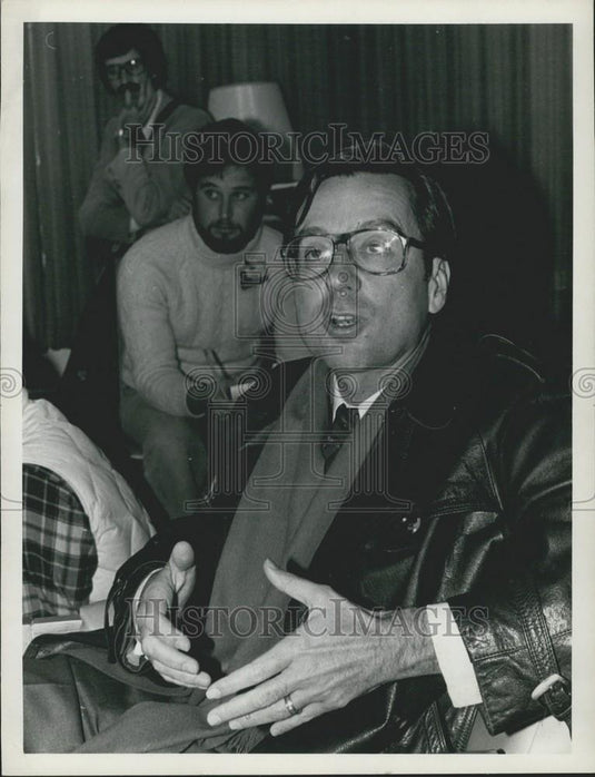 Press Photo Unknown Man Interviewed In Hotel Room - Historic Images