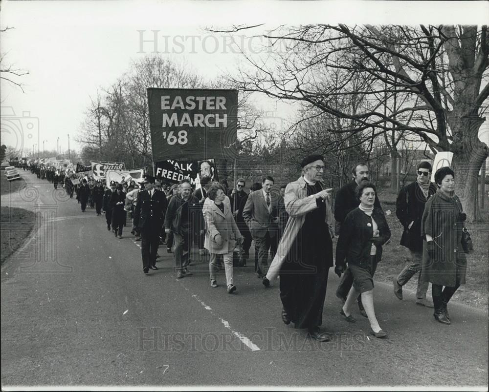 1968 Press Photo Easter March In Support Of Nuclear Disarmament, Aldermaston - Historic Images