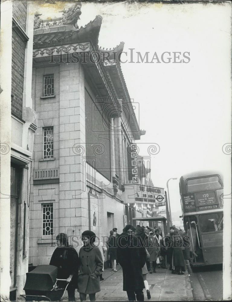 Press Photo Immigrants in Southall - Historic Images