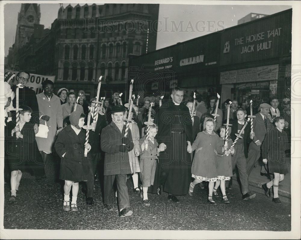 1961 Press Photo Bishops Lead Torchlight Procession For London&#39;s Homeless - Historic Images