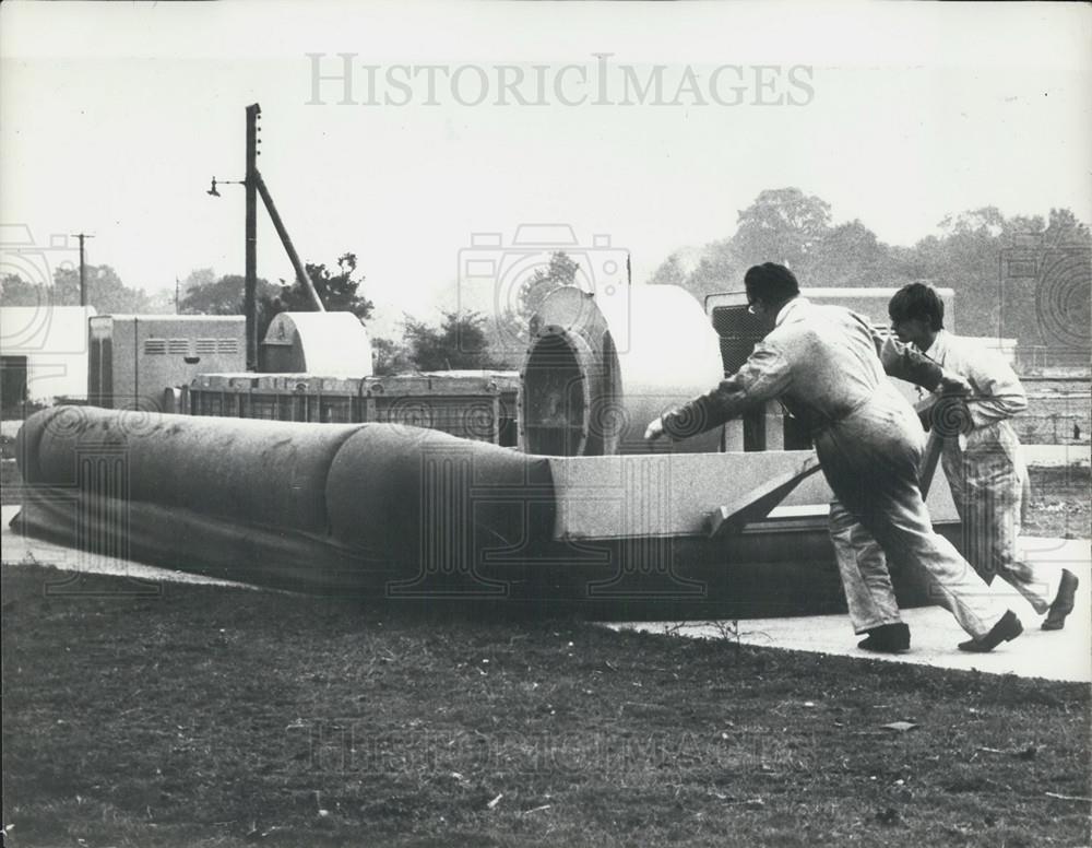 Press Photo Hovercraft Trailer In Shouthampton Hants By Air Cushion Equipment - Historic Images