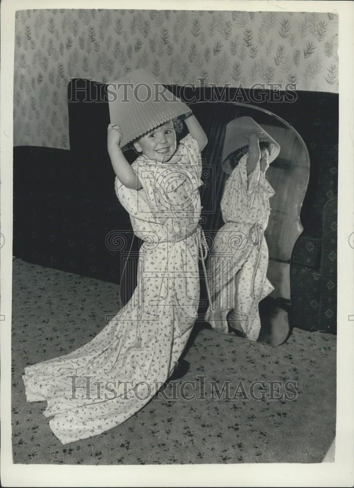 Press Photo Does this look right - for this season? - Historic Images