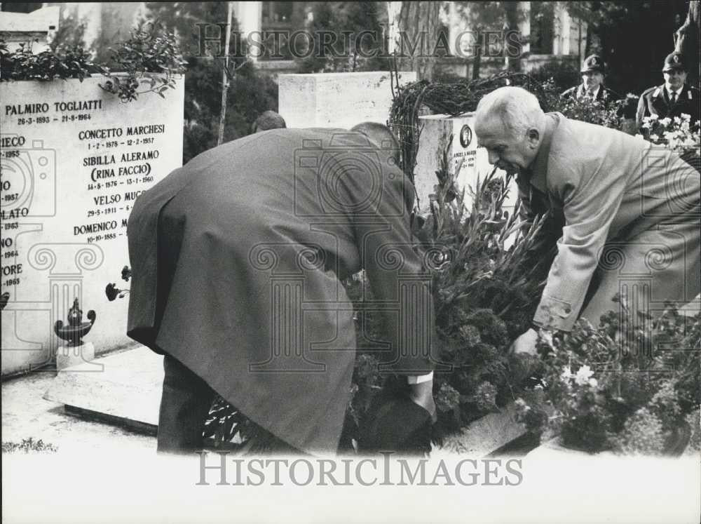 1966 Press Photo Delegation of he Italian Communist Party Gives Floral Homage - Historic Images