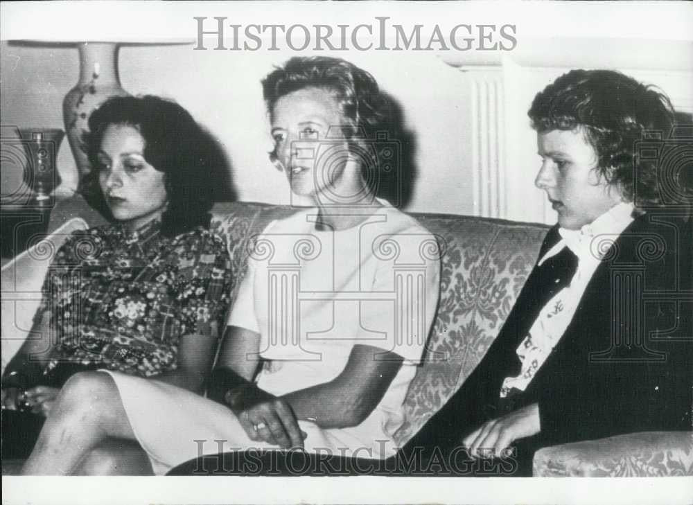 1973 Press Photo Lady Pamela Sharples Speaks to the Press - Historic Images