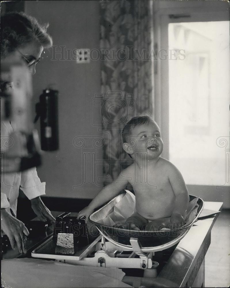 Press Photo Infant Welfare Clinic Patient Being Weighed Woodery Down - Historic Images