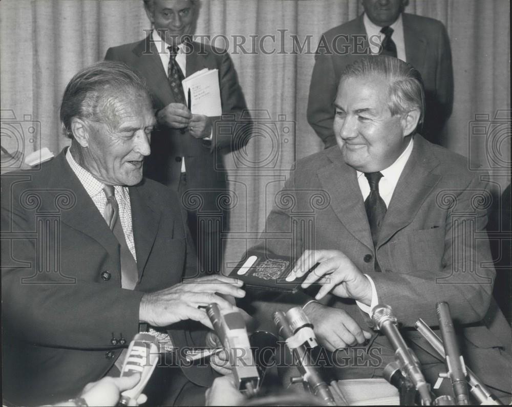 1975 Press Photo Denis Hills arrives home after being freed by President Amin - Historic Images