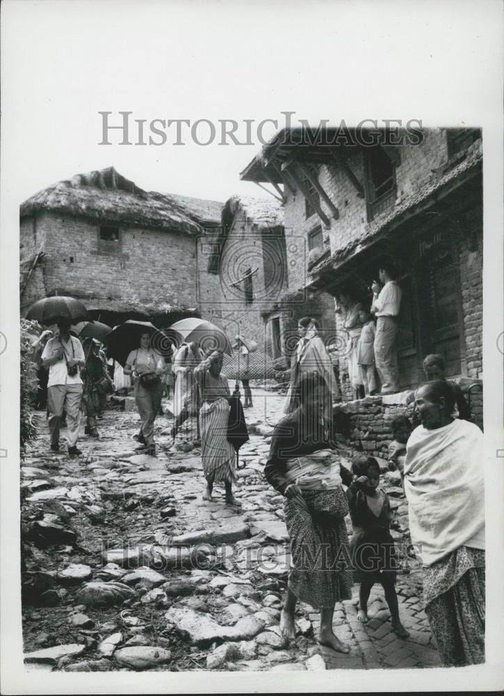 Press Photo Nepal trekkers in the rain - Historic Images