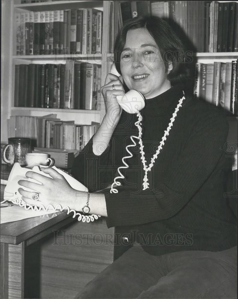 1976 Press Photo Judith Todd gets news that her father Garfield will be released - Historic Images