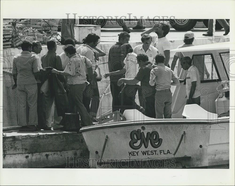 Press Photo Immigration Officials Help Newly Arriving Cuban Refugees - Historic Images