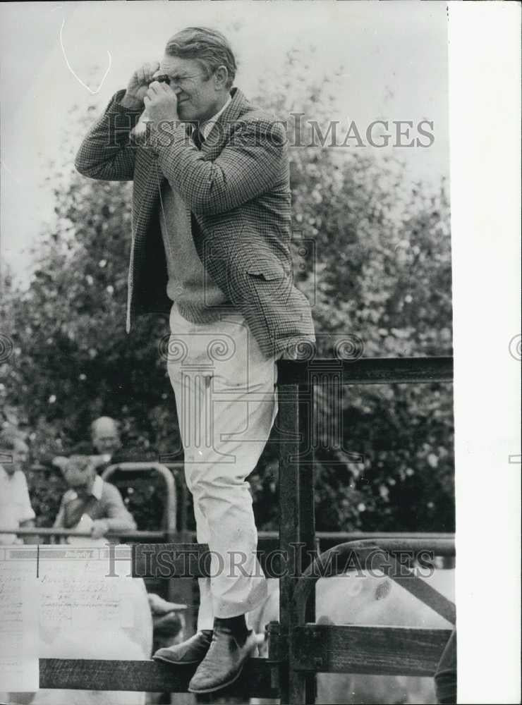 Press Photo Malcolm Fraser Indulging in his Bobby of Photography Taking Snaps - Historic Images