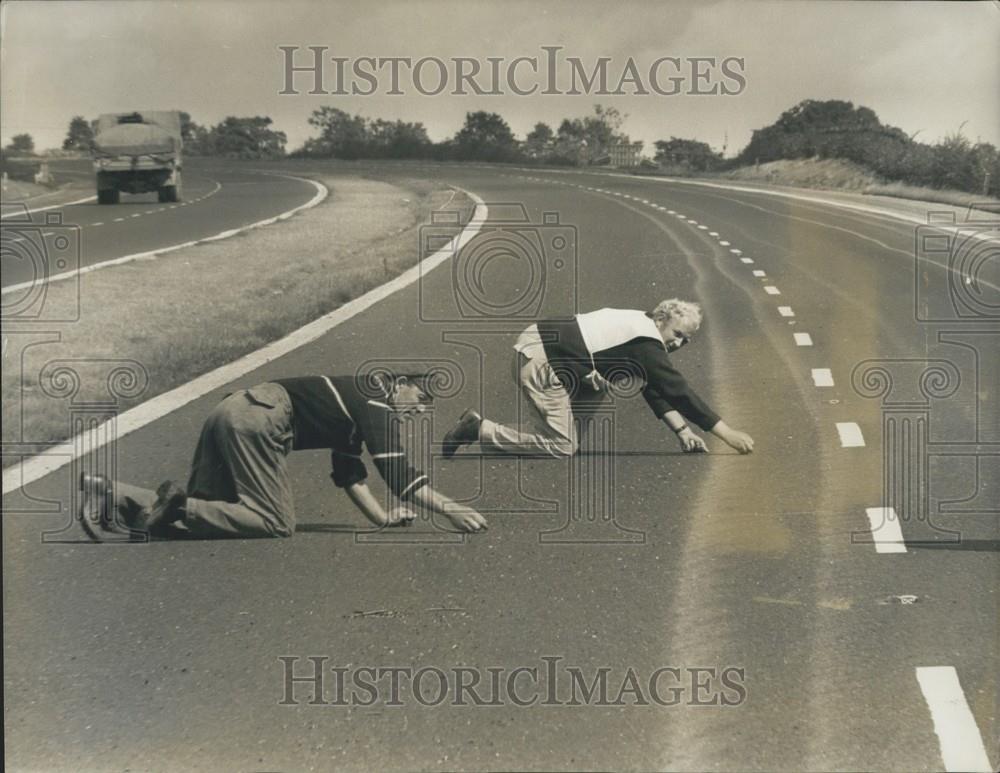 1967 Press Photo Claring Iron FIllings, M5, Worcestershire - Historic Images