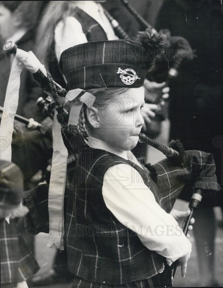 1970 Press Photo Colourful St. Patrick's Parade in London - Historic Images