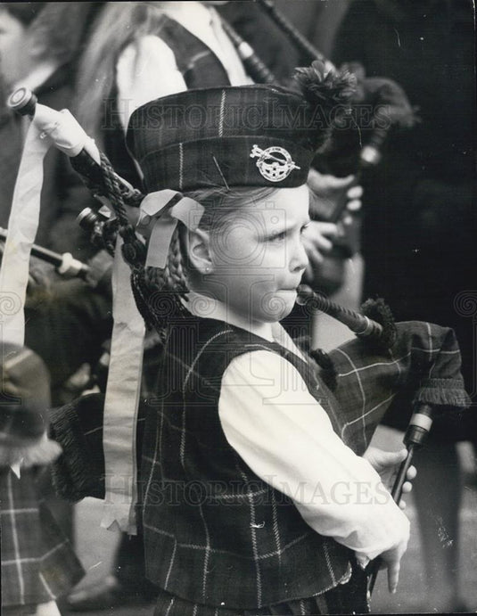 1970 Press Photo Colourful St. Patrick's Parade in London - Historic Images
