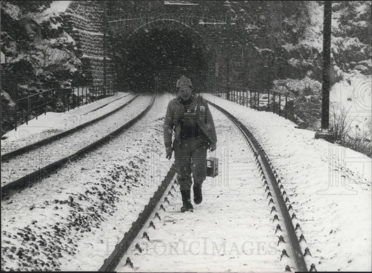 1983 Press Photo Controlling the railway track - Historic Images