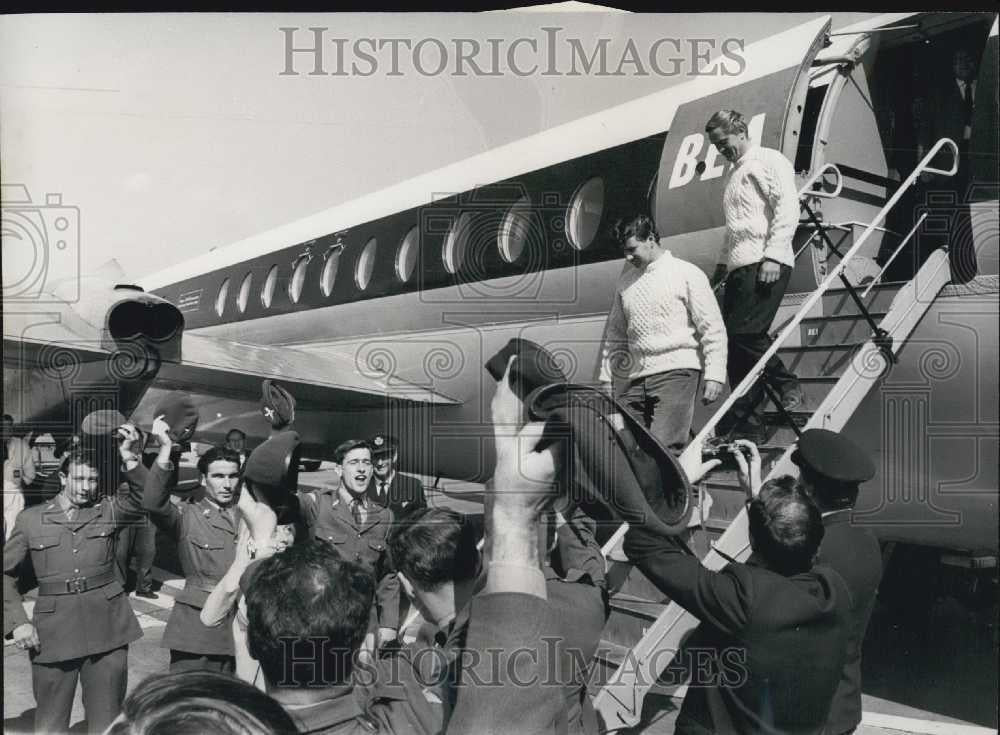 1966 Press Photo 2 Paratroopers Who Rowed Across the Atlantic Arrive In London - Historic Images