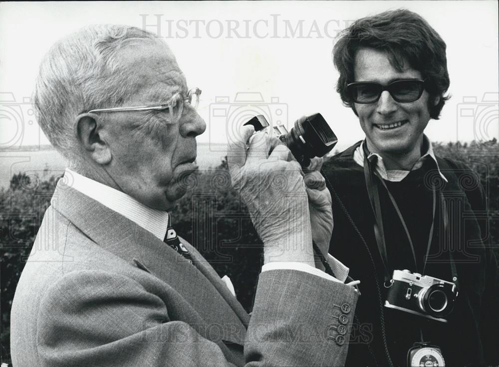 Press Photo King Gustaf Adolf gets a lesson in taking good pictures from a Swedi - Historic Images