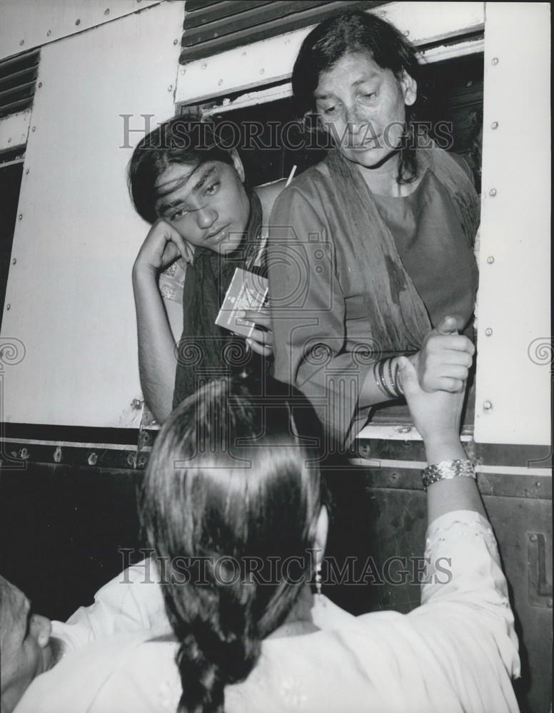 Press Photo Weary Passenger Receive Gifts From Relatives On Way To Mombasa - Historic Images