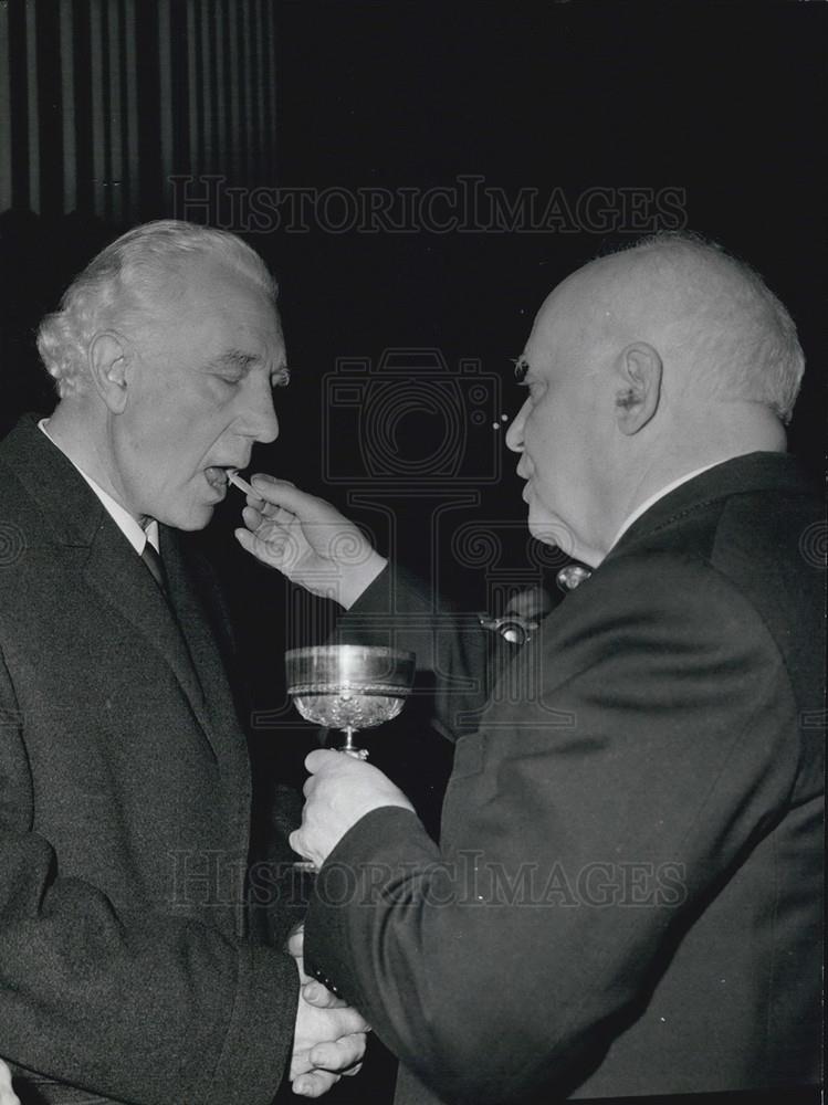 Press Photo Priest Lamberto De Camilis Giving Communion To Boss Mnazini - Historic Images