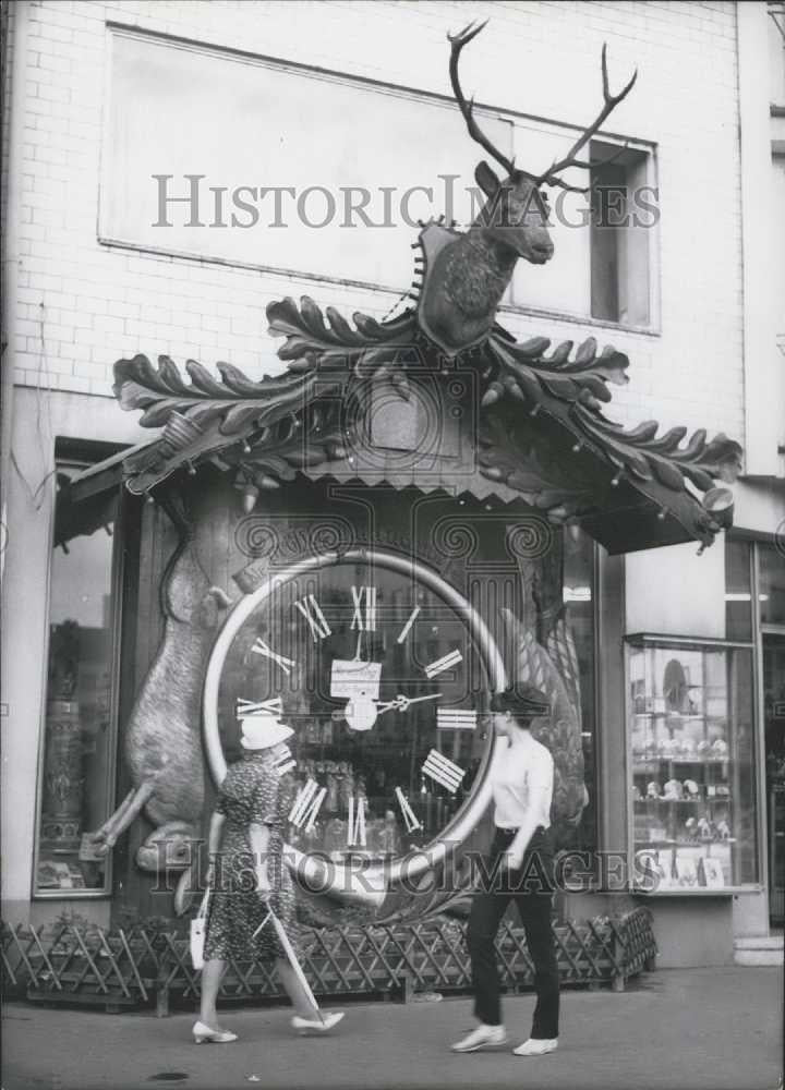 1965 Press Photo Largest Cuckoo Clock Wiesbaden Germany - Historic Images