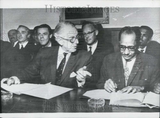 1967 Press Photo Agreement on South Arabia's In dependence signed in Geneva - Historic Images