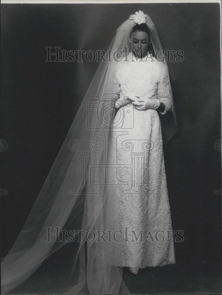 1965 Press Photo lace wedding dress created by Paris dressmaker jean Hercey - Historic Images