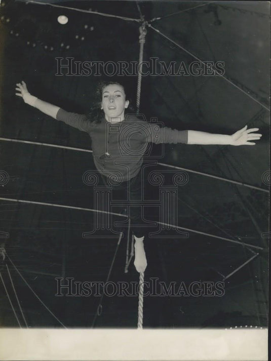 1964 Press Photo Claire Motte Star Dancer At Paris Opera At Artists' Union Gala - Historic Images