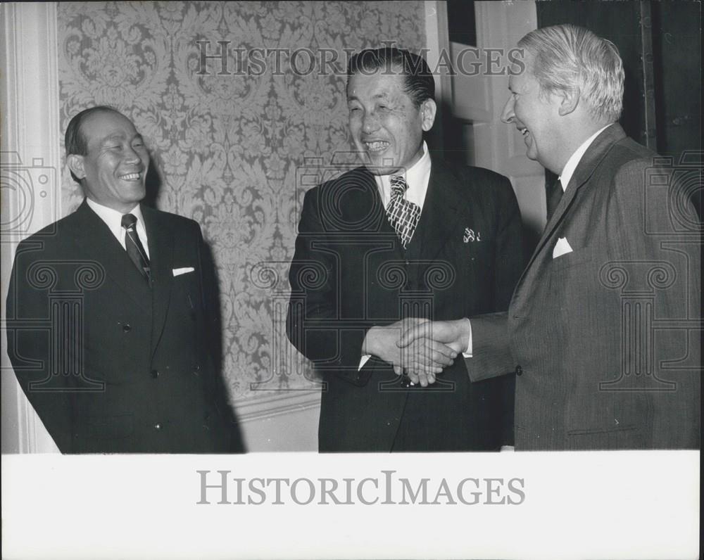 1973 Press Photo S Korean Amb  Kyung Nok Chol.&amp;  Young Shik Kim &amp;Mr. Heath - Historic Images