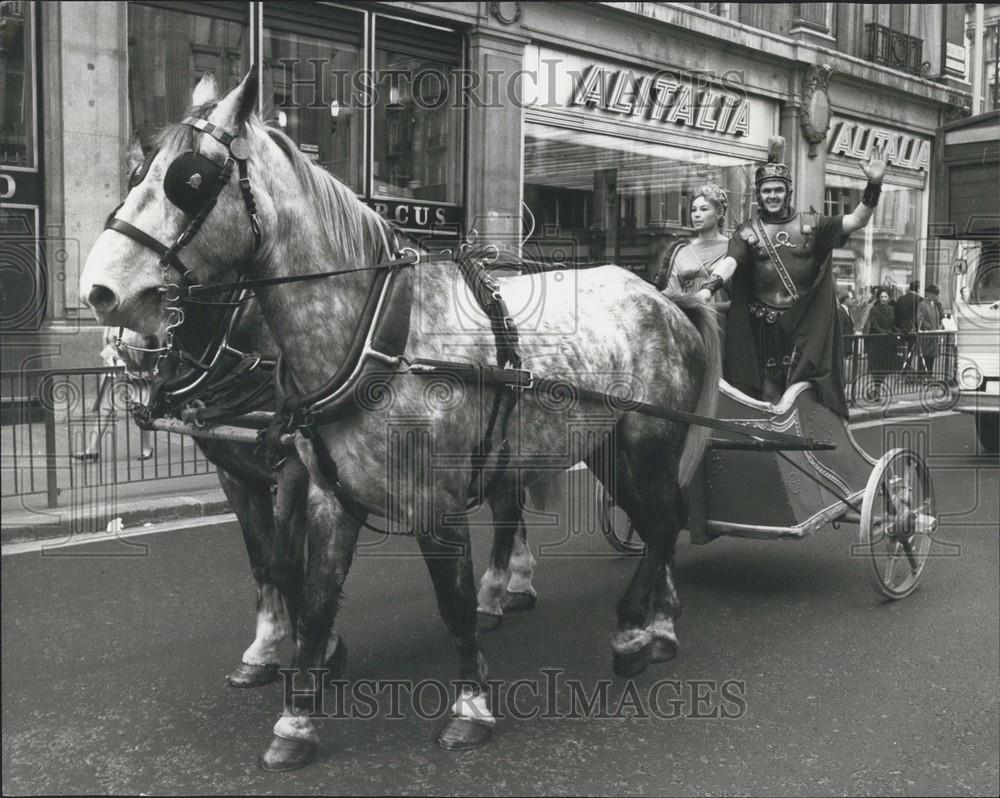 1969 Press Photo Anne Buckhurst, Michael Wellings, Roman Chariot - Historic Images