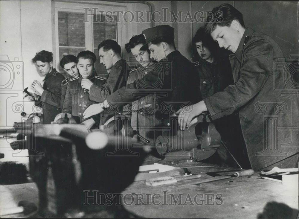 Press Photo Cadets In Practical Workshop East German Academy - Historic Images