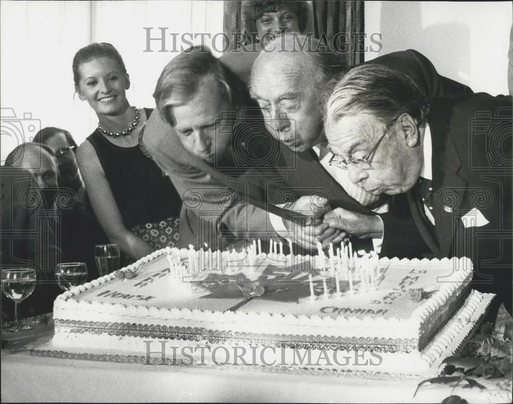 1975 Press Photo Canada House celebrates 50 years in London with Peter Shore - Historic Images