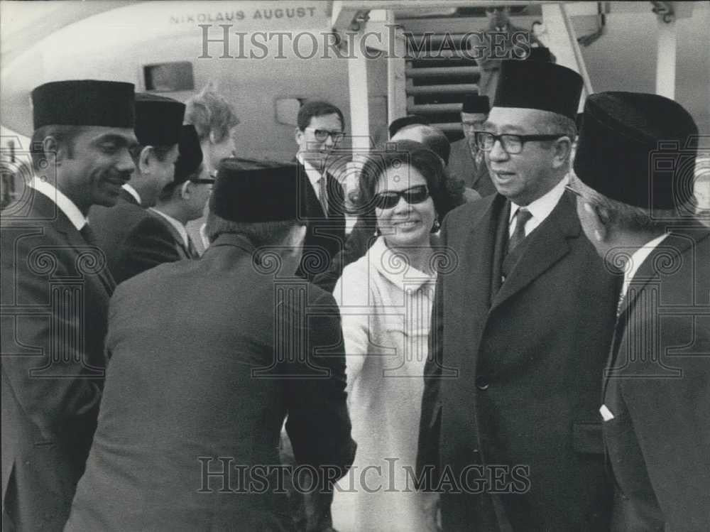 1969 Press Photo King Ismail Nasiruddin Shah of Malaysia, Wife Visit Switzerland - Historic Images