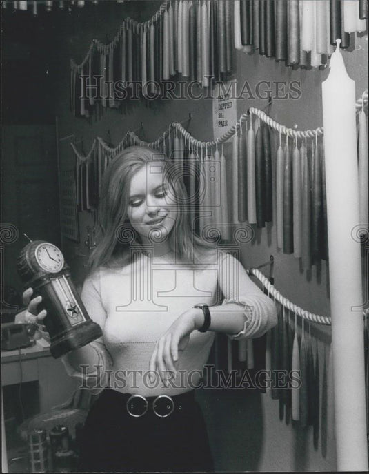 Press Photo Birthe Sector takes a look at an unusual candle, - Historic Images