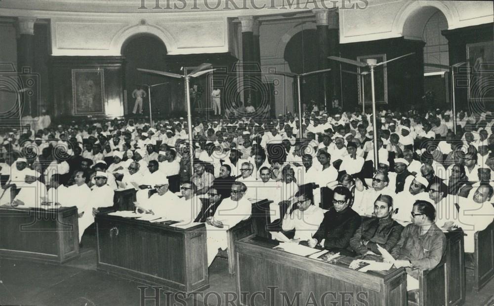 Press Photo Members Of The Indian Parliament Attend Special Midnight Session - Historic Images